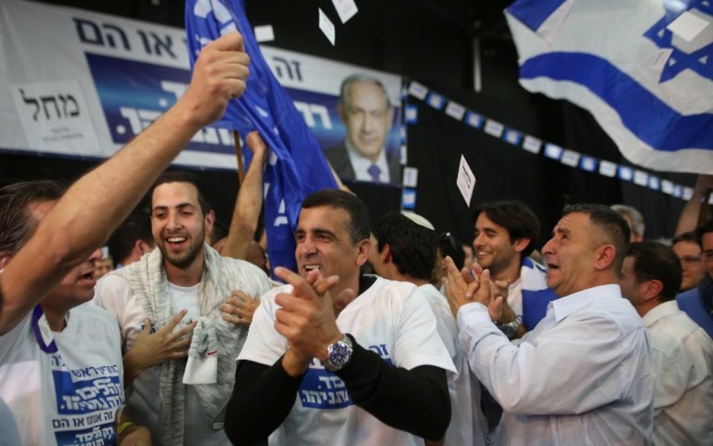 Des partisans de Netanyahu au siège de Tel Aviv - 17 mars 2015 (Crédit : AFP PHOTO / MENAHEM KAHANA)