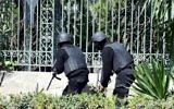 Les forces de sécurité tunisiennes en train de sécuriser la zone après que des hommes armés aient attaqué le célèbre Musée du Bardo de Tunis le 18 mars 2015 (Crédit : AFP/ FETHI BELAID)