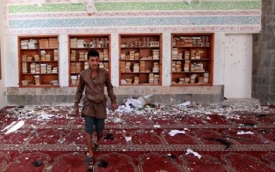 Un homme yéménite inspecte les dégâts suite à une explosion d'une bombe à la mosquée Badr dans le sud de Sanaa, le 20 mars, 2015. (Crédit : AFP / MOHAMMED HUWAIS)