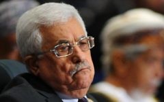 Le président de l'Autorité palestinienne Mahmoud Abbas assistant au sommet de la Ligue arabe dans la ville égyptienne de Charm el-Cheikh, le 28 mars 2015 (Crédit : AFP / STR)