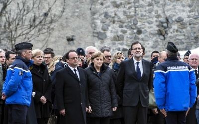 (de g à d) François Hollande, Angela Merkel et Mariano Rajoy sur les lieux du crash - 25 mars 2015 (Crédit : AFP)