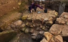 Un archéologue britannique associe cette maison de Nazareth à un ancien texte en suggérant qu’il s’agirait de la maison où Marie et Joseph ont élevé leur fils (Crédit : capture d'écran YouTube).