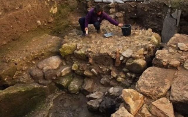 Un archéologue britannique associe cette maison de Nazareth à un ancien texte en suggérant qu’il s’agirait de la maison où Marie et Joseph ont élevé leur fils (Crédit : capture d'écran YouTube). Un archéologue britannique associe cette maison de Nazareth à un ancien texte en suggérant qu’il s’agirait de la maison où Marie et Joseph ont élevé leur fils (Crédit : capture d'écran YouTube).