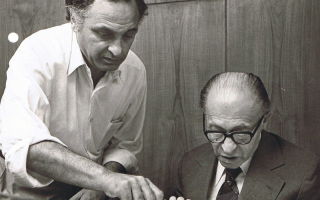 Yehuda Avner (à gauche) au travail avec le Premier ministre Menahem Begin en 1980. (Crédit : Autorisation de Moriah Films)