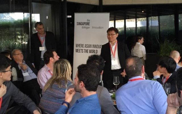 Alex Lin (C) s'adresse aux entrepreneurs à Tel Aviv 25 février 2015 (Crédit : autorisation)