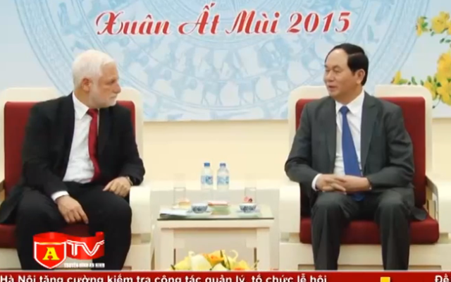 Capture d’écran Dan Harel et Trân Dai Quang à Hanoi - 3 mars 2015  (Crédit : YouTube)