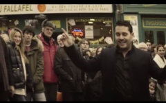 Capture d’écran Gad Elbaz dans le clip de la chanson Hava Naguila (Crédit : YouTube)