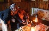 Yosef Njogu et son épouse Ruth préparant les bougies avant Shabbat dans leur maison de Kasuku, Kenya. (Crédit : Melanie Lidman / Times of Israël)