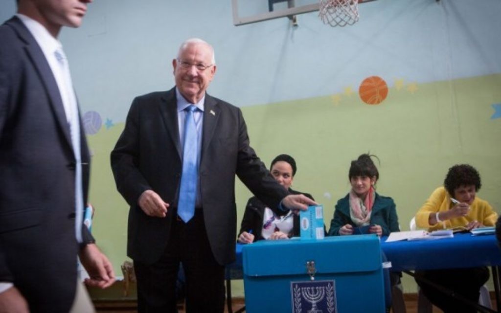 Reuven Rivlin vote à Jérusalem, le 17 mars 2015 (Crédit : Flash 90).