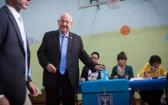 Reuven Rivlin vote à Jérusalem, le 17 mars 2015 (Crédit : Flash 90). Reuven Rivlin vote à Jérusalem, le 17 mars 2015 (Crédit : Flash 90).