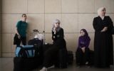 Des Palestiniens au poste-frontière d'Erez. Illustration. (Crédit : Flash90)