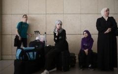 Des Palestiniens au poste-frontière d'Erez. Illustration. (Crédit : Flash90)