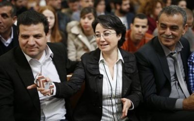 Hanin Zoabi, députée de la Liste arabe unie, accompagnée de ses collègues Ayman Odeh (à gauche) et  Jamal Zahalka, à la Cour suprême, à Jérusalem, le 17 février 2015. (Crédit : David Vaaknin/Flash90)