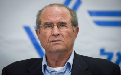 L'ancien directeur du Mossad Shabtai Shavit lors d'une conférence de presse à Tel Aviv le 11 mars 2015 (Crédit : Ben Kelmer/FLASH90)