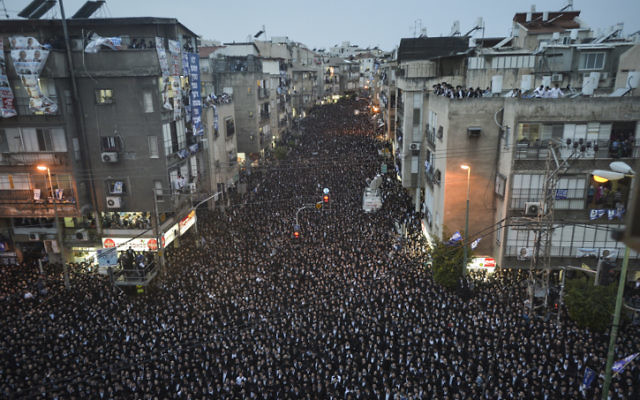 Des dizaines de milliers d'ultra-orthodoxes Israéliens assistent à un rassemblement du parti Yahadout HaTorah dans la ville de Bnei Brak le 11 mars avant les élections de la semaine prochaine. (Crédit : Flash90) Des dizaines de milliers d'ultra-orthodoxes Israéliens assistent à un rassemblement du parti Yahadout HaTorah dans la ville de Bnei Brak le 11 mars avant les élections de la semaine prochaine. (Crédit : Flash90)