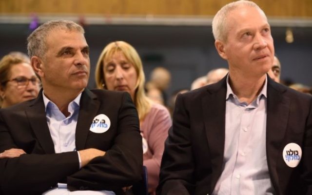 Moshe Kahlon et Yoav Galant - 12 mars 2015 à Ramat Gan (Crédit : Gili Yaari /FLASH90)