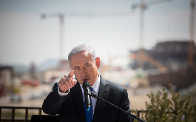 Le Premier ministre Benjamin Netanyahu pendant une conférence de presse à Har Homa, à Jérusalem Est, le 16 mars 2015. (Crédit : Yonatan Sindel/Flash90 ) Le Premier ministre Benjamin Netanyahu pendant une conférence de presse à Har Homa, à Jérusalem Est, le 16 mars 2015. (Crédit : Yonatan Sindel/Flash90 )