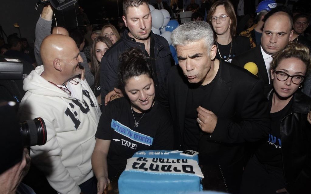 Les partisans de "Yesh Atid", parti politique dirigé par Yair Lapid, le 17 mars, 2015. (Crédit : Amir Levy / FLASH90)