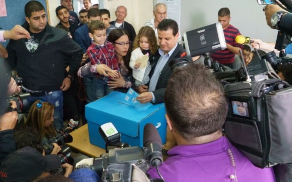 Ayman Odeh en train de voter le jour des élections avec sa famille à Nazareth (Crédit : Flash 90)