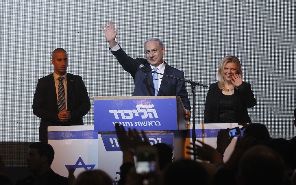 Le Premier ministre Benjamin Netanyahu et son épouse Sara au siège du Likud à Tel Aviv, après sa victoire aux élections générales, dans la nuit du 17 au 18 mars 2015. (Crédit : Miriam Alster/Flash90)