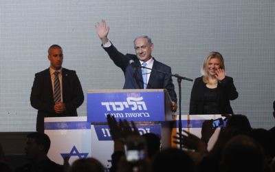 Le Premier ministre Benjamin Netanyahu et son épouse Sara au siège du Likud à Tel Aviv, après sa victoire aux élections générales, dans la nuit du 17 au 18 mars 2015. (Crédit : Miriam Alster/Flash90)