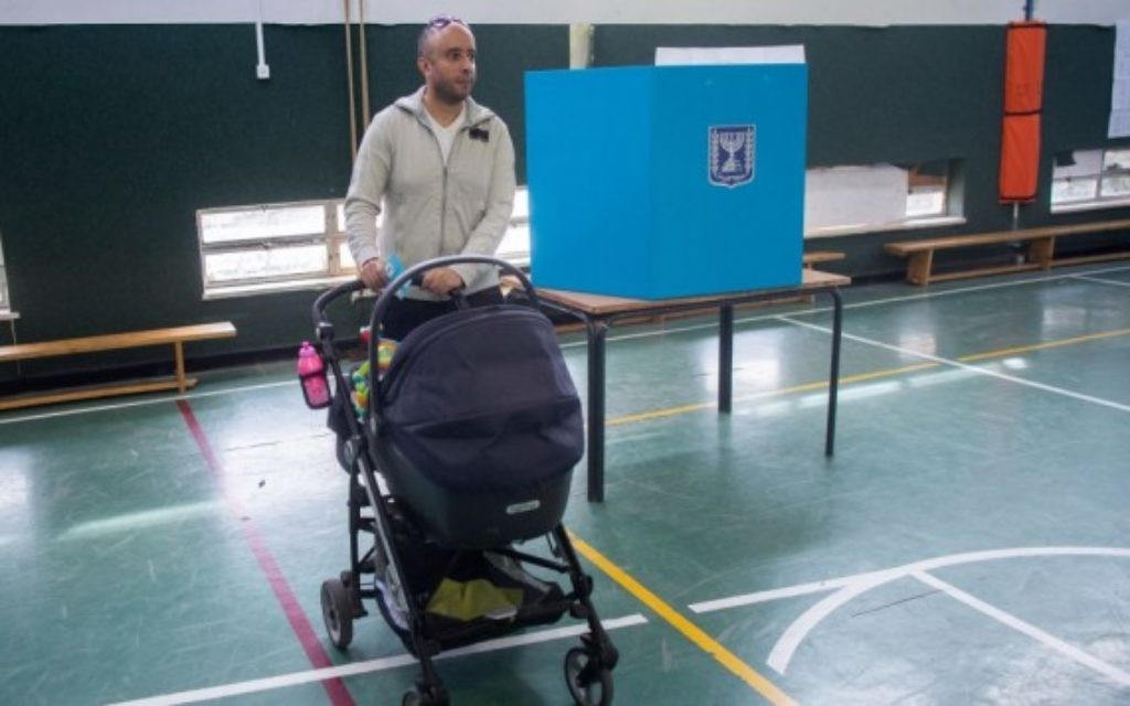 Des citoyens israéliens votent dans un bureau de vote pour la 20e Knesset, à Jérusalem, le 17 mars 2015. (Crédit: Yonatan Sindel/Flash90)