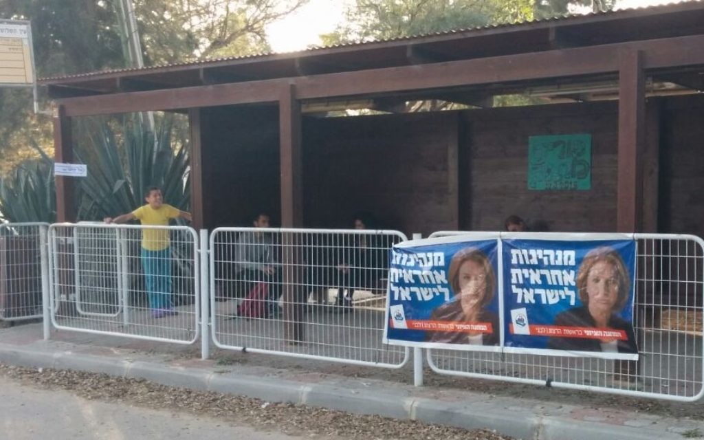 Un arrêt de bus dans la ville frontalière d'Ein Hashlosha avec des bannières exhortant les résidant à voter pour l'Union sioniste et sa candidate Tzipi Livni  (Crédit : Ilan Ben Zion/Times of Israel)