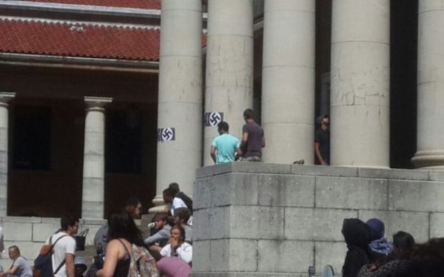 Les images d'une croix gammée et d'Hitler affichée à l'universite de Cape Town en Afrique du Sud le 18 mars 2015 (Crédit : Autorisation Saujs Cape Town) Les images d'une croix gammée et d'Hitler affichée à l'universite de Cape Town en Afrique du Sud le 18 mars 2015 (Crédit : Autorisation Saujs Cape Town)