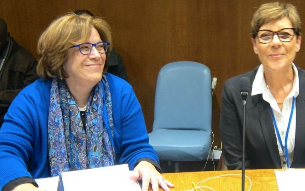 Hava Karrie, du Centre de leadership Golda Meir (à gauche) avec la Secrétaire de la Knesset Yardena Meller-Horowitz aux Nations Unies le 11 mars. (Crédit : Cathryn J. Prince/The Times of Israel)