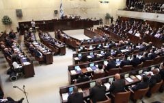 Les membres de la Knesset sont intronisés lors de la cérémonie à Jérusalem le 31 mars 2015 (Crédit : Porte-parole de la Knesset)