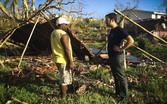 Un travailleur d'IsraAid parle avec un habitant de Vanuatu après que le cyclone Pam ait frappé l'île de l'Océan Pacifique en mars 2015. (Crédit photo: IsraAID) Un travailleur d'IsraAid parle avec un habitant de Vanuatu après que le cyclone Pam ait frappé l'île de l'Océan Pacifique en mars 2015. (Crédit photo: IsraAID)