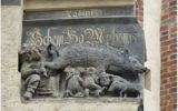 Cette gravure qui figure sur la façade de l'église St. Marien à Wittenberg, en Allemagne, représente des Juifs tétant une truie. (Crédit : Toni L. Kamins)