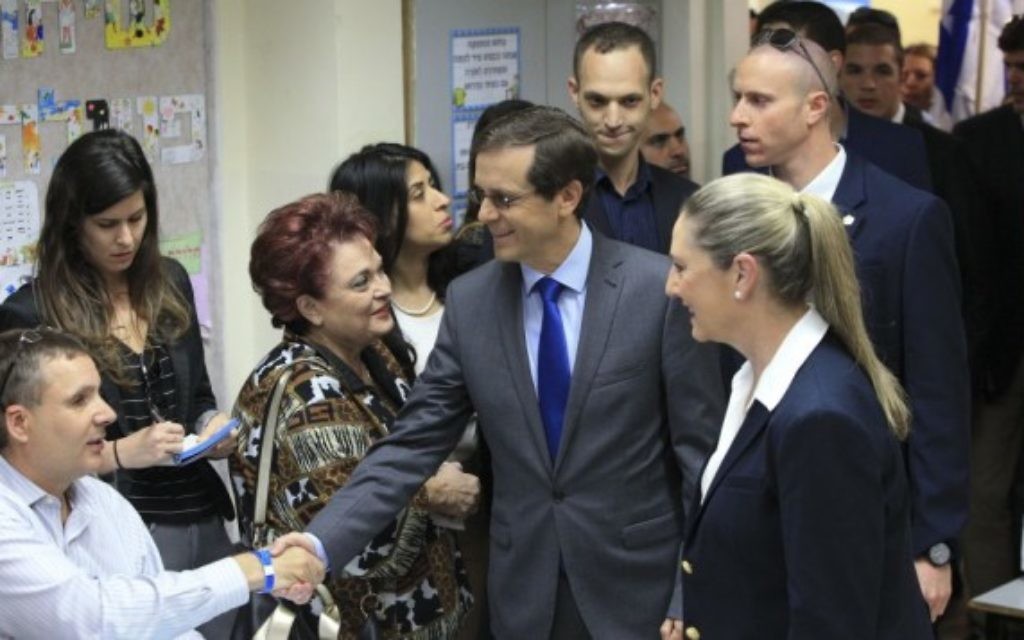 Isaac Herzog et sa femme Michal (d) en train de voter à Tel Aviv (Crédit : Flash 90)