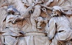 Cette plaque au Palazzo Salvadori à Trente, en Italie, illustre le martyre supposée de Simon de Trente aux mains des Juifs (Crédit : Wikimedia Commons / JTA)