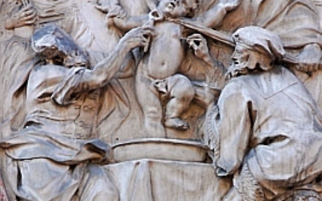 Cette plaque au Palazzo Salvadori à Trente, en Italie, illustre le martyre supposée de Simon de Trente aux mains des Juifs (Crédit : Wikimedia Commons / JTA) Cette plaque au Palazzo Salvadori à Trente, en Italie, illustre le martyre supposée de Simon de Trente aux mains des Juifs (Crédit : Wikimedia Commons / JTA)