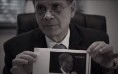 L'ambassadeur israélien en Allemagne Yakov Hadas-Handelsman lisant les lettres antisémites reçues à l'ambassade (Crédit : Capture d'écran YouTube)