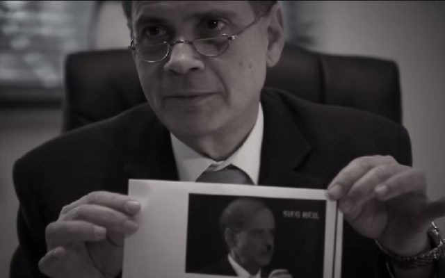 L'ambassadeur israélien en Allemagne Yakov Hadas-Handelsman lisant les lettres antisémites reçues à l'ambassade (Crédit : Capture d'écran YouTube) L'ambassadeur israélien en Allemagne Yakov Hadas-Handelsman lisant les lettres antisémites reçues à l'ambassade (Crédit : Capture d'écran YouTube)