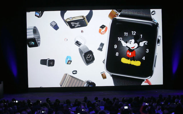 Le PDG d'Apple, Tim Cook, présente Apple Watch au Flint Center à Cupertino, en Californie, mardi 9 septembre 2014 (Crédit : Youtube video). Le PDG d'Apple, Tim Cook, présente Apple Watch au Flint Center à Cupertino, en Californie, mardi 9 septembre 2014 (Crédit : Youtube video).