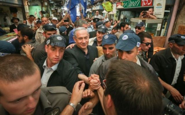 Le Premier ministre Benjamin Netanyahu lors de sa visite du marché Mahané Yehuda, le 9 mars 2015 (Crédit photo: Flash 90). Le Premier ministre Benjamin Netanyahu lors de sa visite du marché Mahané Yehuda, le 9 mars 2015 (Crédit photo: Flash 90).