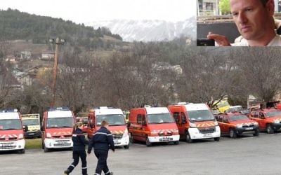 Les véhicules d'urgence sont stationnés le 24 mars 2015 dans le sud-est de la ville française de Seyne les Alpes après le crash d'un Airbus A320 allemand de la compagnie low-cost Germanwings. En médaillon: Eyal Baum. (Crédit : AFP / BORIS HORVAT et Facebook)