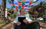 Le maire de Tel-Aviv, Ron Huldai, surfe sur Internet sous le toit de 600 parasols colorés qui décorent le boulevard Rothschild pour lancer le nouveau « cloud Wi-Fi » dans sa ville (Crédit : Kfir Sivan)
