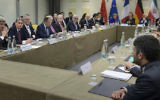 Le Secrétaire d'Etat américain John Kerry (g), le ministre britannique des Affaires étrangères Philip Hammond (2ème g), le ministre russe des Affaires étrangères Sergueï Lavrov (4g), le ministre allemand des Affaires étrangères Frank-Walter Steinmeier (7e g), le ministre français des Affaires étrangères Laurent Fabius (8g) et le ministre chinois des Affaires étrangères Wang Yi (9g) attendre avec les autres avant le début d'une réunion avec le P5 + 1, l'Union européenne et des responsables iraniens à Lausanne, Suisse, le 30 mars 2015 (Crédit : AFP / POOL / BRENDAN SMIALOWSKI)