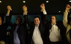 Ayman Odeh (au centre), chef de file de la Liste arabe unie, réagit,  avec les membres de son parti, aux premières estimations au QG de campagne à  Nazareth, le 17 mars 2015 (Crédit photo : Basel Awidat/Flash90).