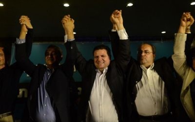Ayman Odeh (au centre), chef de file de la Liste arabe unie, réagit,  avec les membres de son parti, aux premières estimations au QG de campagne à  Nazareth, le 17 mars 2015 (Crédit photo : Basel Awidat/Flash90).