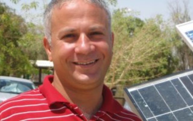 Tarek Abu-Hamed à l'Institut Aravah dans le sud d'Israël  (Crédit : Jewish Agency for Israel)