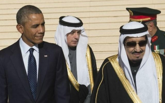 Le président américain Barack Obama se tient aux côtés du nouveau roi saoudien Salman (à droite) après son arrivée à l'aéroport international King Khalid dans la capitale Riyad le 27 Janvier 2015 (Crédit photo: AFP / SAUL LOEB) Le président américain Barack Obama se tient aux côtés du nouveau roi saoudien Salman (à droite) après son arrivée à l'aéroport international King Khalid dans la capitale Riyad le 27 Janvier 2015 (Crédit photo: AFP / SAUL LOEB)