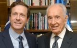 Le dirigeant de l' Union sioniste Isaac Herzog et l'ancien président Shimon Peres le 24 novembre 2013 (Crédit : Mark Neyman/GPO/FLASH90)
