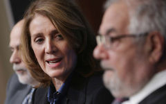 Ruth Porat, la future directrice financière de Google, avec l'ancien président de la Banque fédérale américaine?  Ben Bernanke (à gauche), et l'ancien président de la commission des Finances de la Chambre des représentants, Barney Frank, lors d'un panel organisé par  Brookings Institution à Washington, le 2 mars 2015. (Chip Somodevilla/Getty Images/JTA)