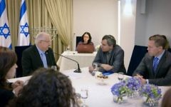 Les représentants du parti Likud rencontrent  Reuven Rivlin, au centre, à la résidence du Président le 22 mars 2015. (Crédit photo: Mark Neyman / GPO)