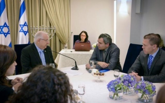 Les représentants du parti Likud rencontrent Reuven Rivlin, au centre, à la résidence du Président le 22 mars 2015. (Crédit photo: Mark Neyman / GPO) Les représentants du parti Likud rencontrent Reuven Rivlin, au centre, à la résidence du Président le 22 mars 2015. (Crédit photo: Mark Neyman / GPO)